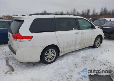 2014 Toyota Sienna Xle V6 8 Passenger z USA, uszkodzony, nr VIN 5TDYK3DC2ES479691